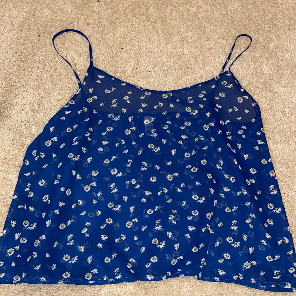 ADORABLE BREATHABLE BLUE BLOUSE WITH WHITE AND YELLOW DAISIES